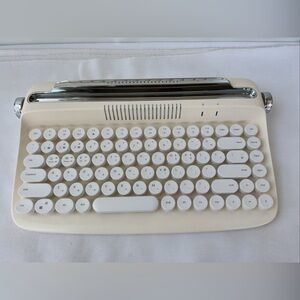 YUNZII ACTTO B307 Retro Mini Bluetooth Retro Typewriter Keyboard Open Box  New!